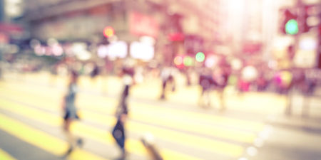 37974078-fondo-abstracto-borrosa-desenfocado-de-personas-caminando-en-paso-de-cebra-con-filtro-marsala-vendim